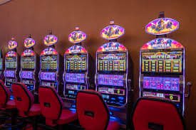 Dealer profesional patapon melakukan lemparan dadu Live Sic Bo di studio multi-kamera